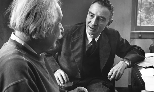 Albert Einstein a J. Robert Oppenheimer